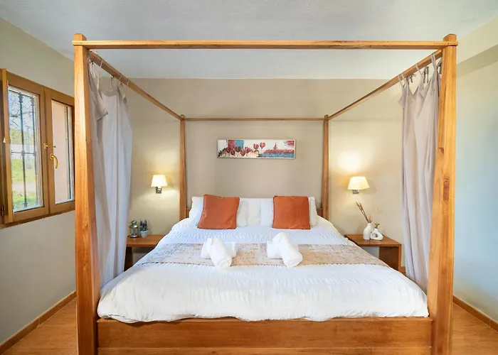 Отель The Pines 4*